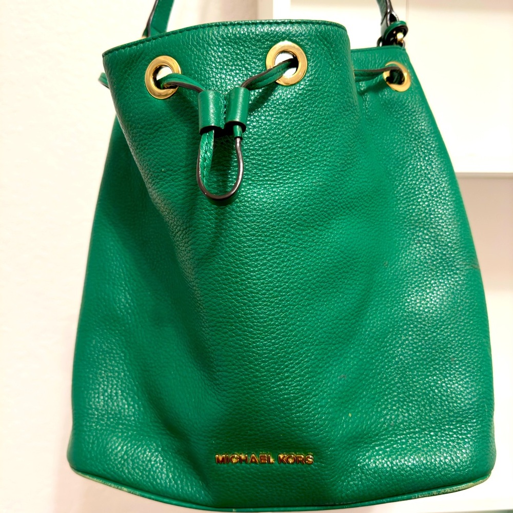 Micheal Kors shoulder bags👜, green color,one size , zipper pocket inside